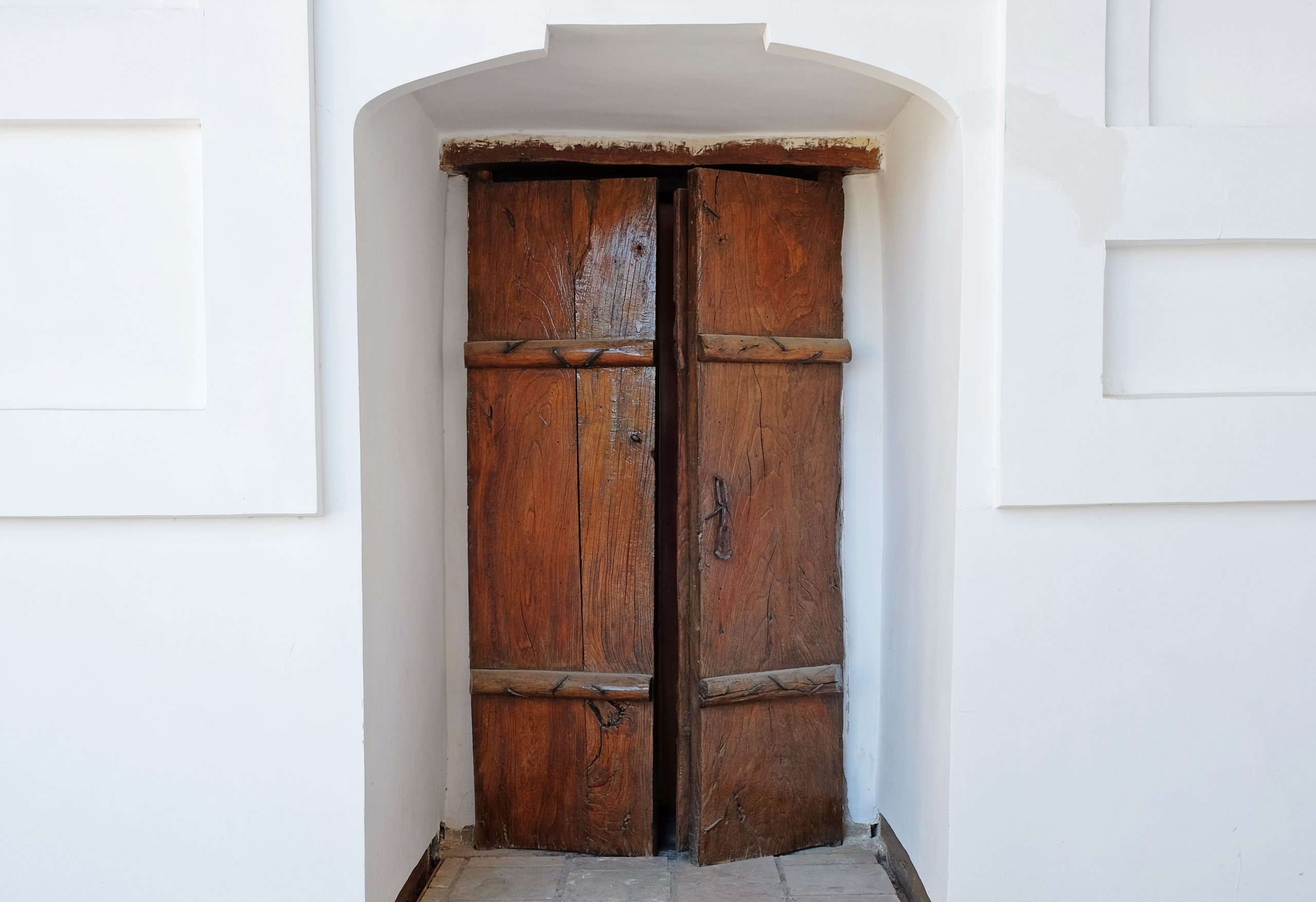 vieja puerta de madera en la pared blanca scaled